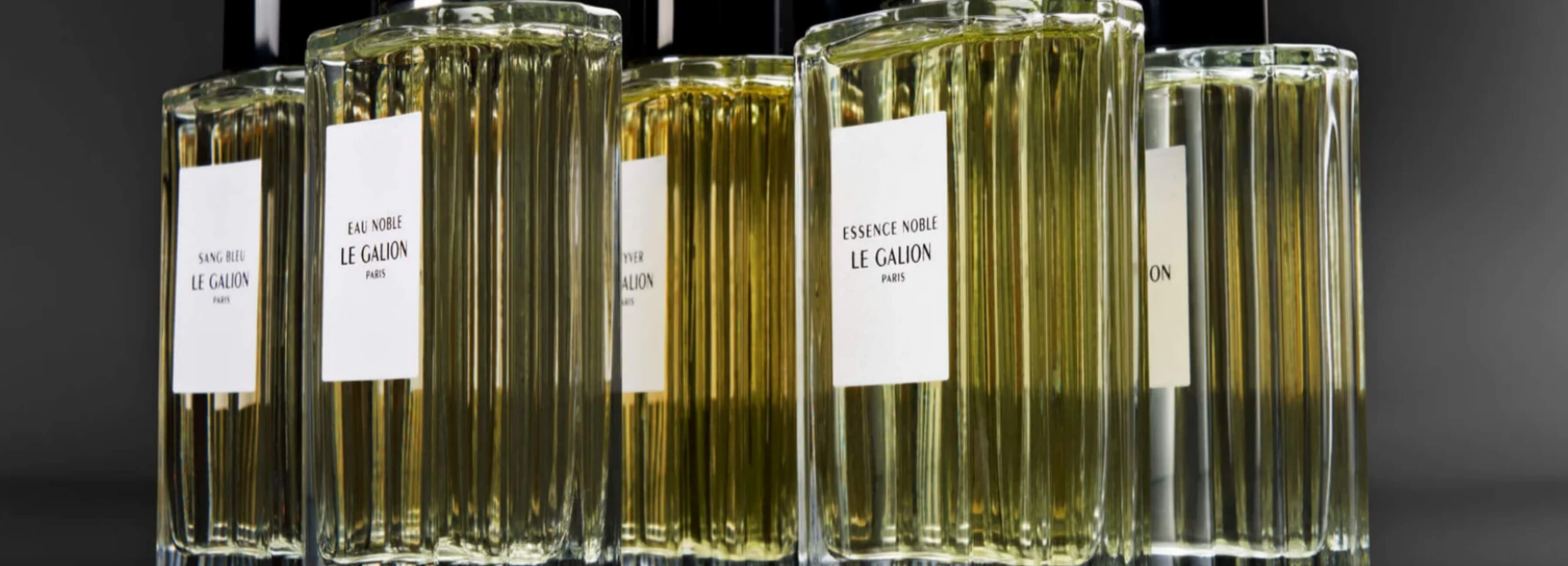 Des flacons de parfums Le Galion regroupés, vus de trois-quart. On voit Eau Noble, Essence Noble, et Sang Bleu