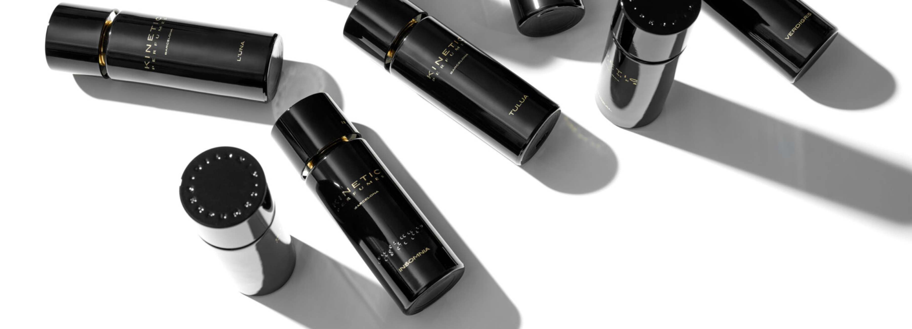 Nischenparfüm-Kollektion von Kinetic Perfumes Barcelona – L'Una, Tulua, Insomnia und Verdigris: schwarze Flakons vor weißem Hintergrund
