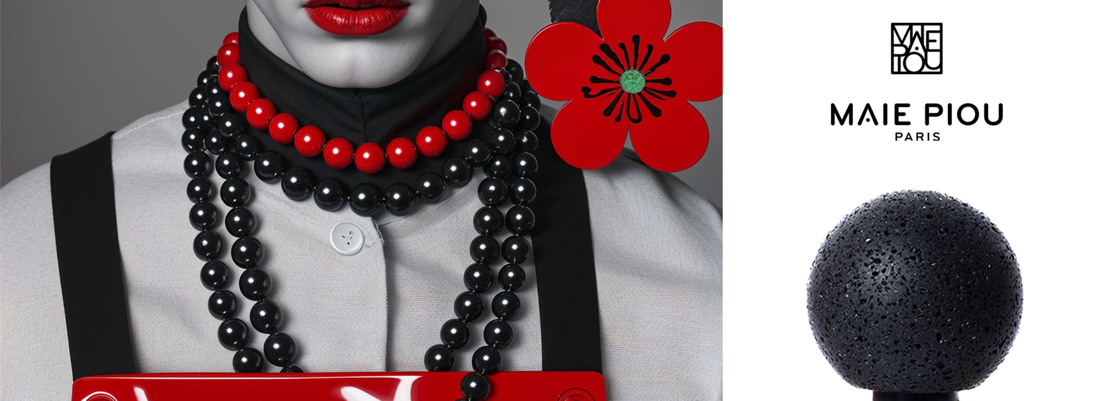 De afbeelding toont een close-up van een persoon die kleurrijke kettingen draagt. De persoon heeft felrode lippen en een lichte huid. Ze dragen een rode en zwarte ketting, evenals verschillende rijen zwarte kralen. Naast hen staat een grote rode bloem die een vleugje kleur toevoegt. Aan de rechterkant is het logo van het merk MAIE PIOU zichtbaar, met het woord 