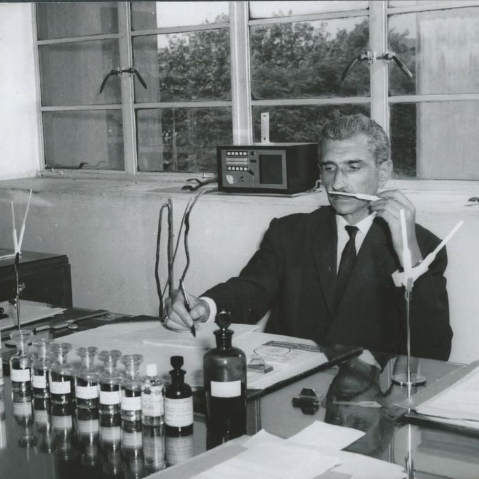 Foto van Yuri Gutsatz aan het werk in zijn laboratorium – zwart-witfoto
