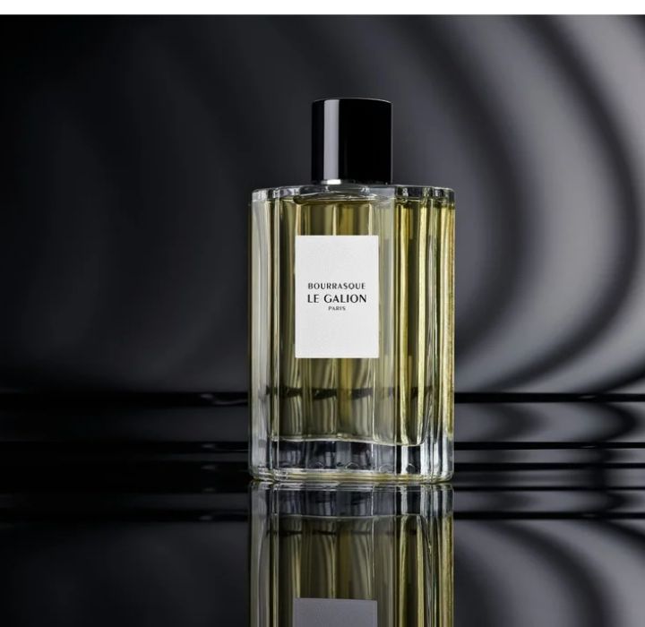 Flacon de parfum "Bourrasque" de Le Galion. Il est placé sur un fond noir et gris avec des effets de lumières qui stylisent le vent qui souffle