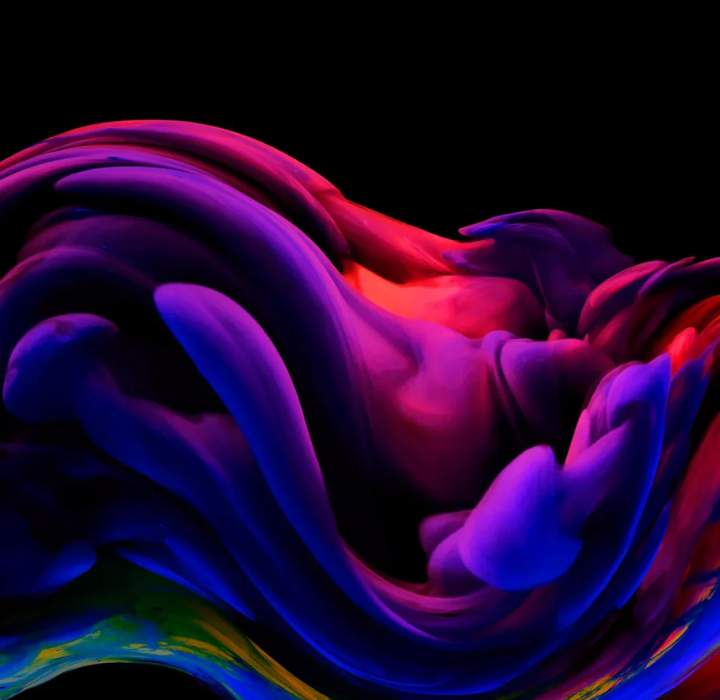 Das Bild zeigt eine abstrakte Komposition aus fließenden Farben und Formen, die sich zu bewegen scheinen. Die dominierenden Farbtöne sind Lila und Rosa, die einen lebhaften und dynamischen Effekt erzeugen. Auch Blau- und Rottöne sind vorhanden, die der gesamten Darstellung Tiefe verleihen.

Die Formen erinnern an Wellen oder Strudel, mit sanften, abgerundeten Konturen, die harmonisch ineinander übergehen. Der Hintergrund ist schwarz, was die leuchtenden Farben betont und ein Gefühl von Leichtigkeit und Bewegung vermittelt. Insgesamt erweckt es den Eindruck von Fluidität und Energie, fast so, als würden die Farben tanzen.