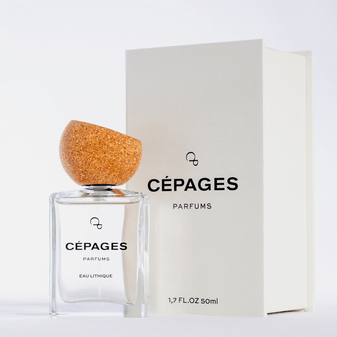 Flacon de parfum Eau Lithique de Cépages parfums avec son coffret posé verticalement derrière lui, sur un fond neutre