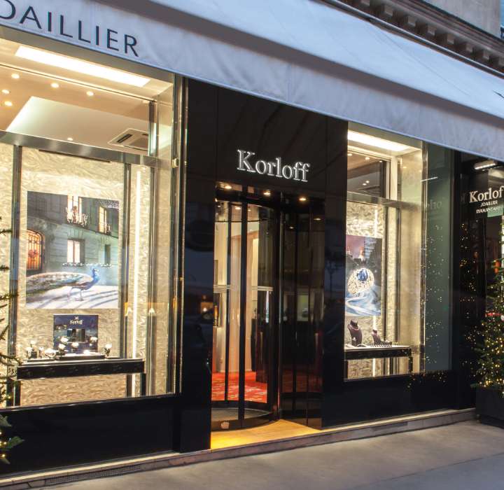 Negozio Korloff, gioielleria e diamantaio, con un’elegante facciata caratterizzata da vetrine illuminate e un ingresso in vetro nero