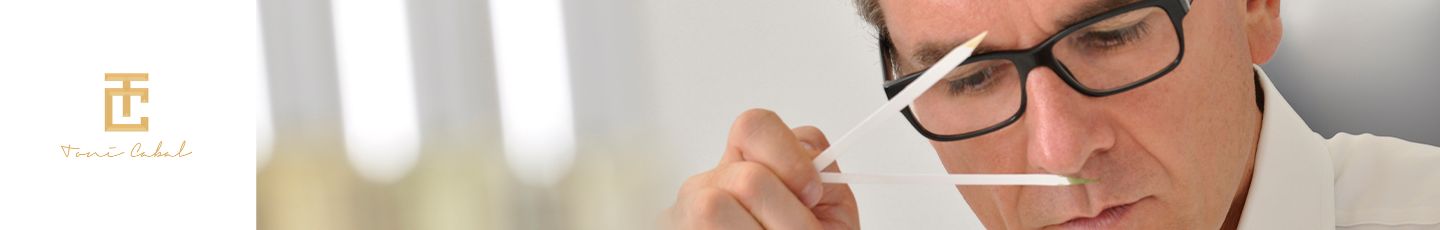 Le parfumeur Toni Cabal qui sent un parfum sur une mouillette