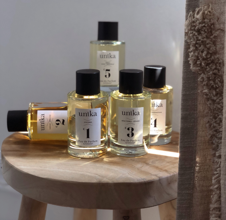 L'Histoire des parfums UNIKA L'image présente une collection de flacons de parfum de niche de la marque