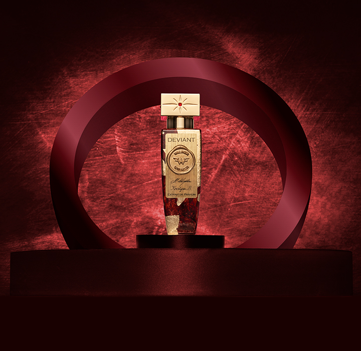 Des traits de couleurs rouge, blanc, et or sur un fond sombre