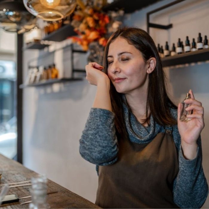 Monsters van parfums op een witte achtergrond