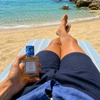 🇪🇺 On the beach, Dolce Sicilia feels perfectly at home. The heat lifts the candied citron and orange blossom, giving them a bright, gourmand quality that immediately evokes Sicily.

Then it turns creamier, with ricotta, cinnamon and toasted pistachio creating an almost tactile sweetness. On warm skin, honey, almond and Bourbon vanilla gradually become richer and more sensual.

Wearing it by the sea, we understand its intention. Dolce Sicilia smells of sugar, sun and Sicilian pastries, with the sensuality that summer heat brings to gourmand fragrances. A scent to embrace the heat, not escape it.

SHOP IT ON SCENTISSIME 

🇫🇷 Sur la plage, Dolce Sicilia semble parfaitement à sa place. La chaleur fait vibrer le cédrat confit et la fleur d’oranger, avec une gourmandise lumineuse qui évoque immédiatement la Sicile.

Puis le parfum devient plus crémeux. Ricotta, cannelle et pistache grillée composent une douceur presque tactile. Sur la peau chauffée par le soleil, le miel, l’amande et la vanille Bourbon gagnent peu à peu en profondeur et en sensualité.

Porté face à la mer, Dolce Sicilia sent le sucre, le soleil et les pâtisseries siciliennes, avec cette sensualité particulière que la chaleur donne aux parfums gourmands. Un parfum à porter pour pleinement jouir des derniers jours de l’été.

DISPONIBLE SUR SCENTISSIME