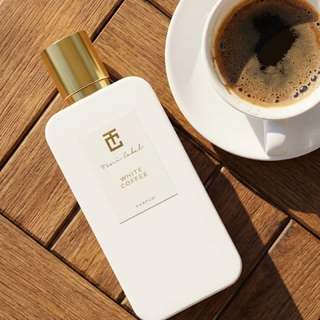 🇪🇺 White Coffee by Spanish perfumer Tony Caval is a deliciously decadent journey with Italian Bergamot leading the way.
Caramel and lily of the valley in the heart create a sweet floral balance. Base notes unfold with the bold essence of coffee, the warmth of Madagascar Vanilla and amber nuances.
Gourmand, comforting and atypical, White Coffee is a sublime fragrance that captures the essence of a coffee break, enveloping you in a captivating amber embrace.
Noted 4.18 out of 5 on Fragrantica.
SHOP IT ON SCENTISSIME
🇫🇷 White Coffee du parfumeur espagnol Tony Cabal est un voyage délicieusement décadent, mené par la bergamote italienne.
Le cœur, composé de caramel et de muguet, crée un équilibre floral et sucré. Les notes de fond se déploient avec l'essence puissante du café, la chaleur de la vanille de Madagascar et des nuances d'ambre.
Gourmande, légèrement atypique et réconfortante, cette fragrance en concentration Extrait de Parfum mêle richesse aromatique et douceur.
White Coffee est un parfum sublime qui capture l'essence d'une pause-café, vous enveloppant dans une étreinte ambrée envoûtante.
Noté 4,18 / 5 sur Fragrantica.
ACHETEZ-LE SUR SCENTISSIME
#sotd #coffee #tonicabal #scentissime #coffeefragrance