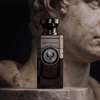 🇪🇺 NEW IN - Trajan Noir reprises the signature of Trajan with greater richness and depth. Mandarin, lemon, and bergamot open with a luminous brightness. Lavender, sage, and saffron shape an aromatic and spicy heart. Cedar, oakmoss, and ambergris anchor the trail. Signed by Marco Genovese.
SHOP IT ON SCENTISSIME AND ENJOY 10% OFF YOUR FIRST ORDER.
🇫🇷 NOUVEAU - Trajan Noir reprend la signature de Trajan avec encore plus de richesse et de profondeur. La mandarine, le citron et la bergamote s’ouvrent sur une note lumineuse. La lavande, la sauge et le safran forment un cœur aromatique et épicé. Le cèdre, la mousse de chêne et l’ambre gris ancrent le sillage. Une création signée Marco Genovese.
ACHETEZ-LE SUR SCENTISSIME ET BÉNÉFICIEZ DE 10 % DE RÉDUCTION SUR VOTRE PREMIÈRE COMMANDE.