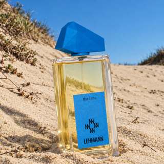 I’ve been walking through the dunes for a while now, facing the Atlantic.

The air is cool; the wind carries away the last traces of heat, and with every step I rediscover something very simple: the pleasure of simply being here, without seeking anything in particular.

Today, I’m wearing Marinno by LEHMANN SIGNATURE.

There is something about this fragrance that blends naturally with the sea. A bright, almost salty citrus freshness, followed by pink pepper, juniper and lotus, which lend a more mysterious depth. As my walk continues, vetiver and oakmoss gently come to the fore. The fragrance becomes more intimate, more serene.

I love fragrances that evolve as the hours pass. Marinno gives me this sense of constant movement, like the sea before me. I love the feeling of freedom it leaves on the skin. Nothing ostentatious. A fresh, elegant presence, always in motion.
