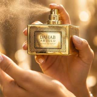 🇪🇺 Gold in its purest form: warm, fluid, alive. Dahab Absolu is the core of Dahab, radiating in quiet waves until it becomes an aura, intimate and enduring.
Bergamot, grapefruit, orange, green apple, passion fruit and mango burst open.
Jasmine and rose bloom in golden honey, softened by geranium, lily of the valley and blackcurrant leaves. Musk, vanilla, moss, caramel, guaiac wood and cashmere wood leave an ambered glow.
DAHAB ABSOLU is not worn to be noticed.
It is worn to be felt.
Shop it on SCENTISSIME
🇫🇷 L'or dans sa forme la plus pure : chaleureux, fluide, vivant. Dahab Absolu est le cœur de Dahab, rayonnant en vagues apaisantes jusqu'à devenir une aura, intime et durable.
La bergamote, le pamplemousse, l'orange, la pomme verte, le fruit de la passion et la mangue s'épanouissent.
Le jasmin et la rose s’épanouissent dans un miel doré, adoucis par le géranium, le muguet et les feuilles de cassis. Le musc, la vanille, la mousse, le caramel, le bois de gaïac et le bois de cachemire laissent une lueur ambrée.
DAHAB ABSOLU ne se porte pas pour se faire remarquer.
Il se porte pour être ressenti.
DECOUVREZ-LE SUR SCENTISSIME